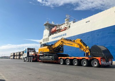 cargando maquinaria a un barco