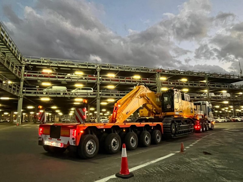 maquinaria encima de un camion